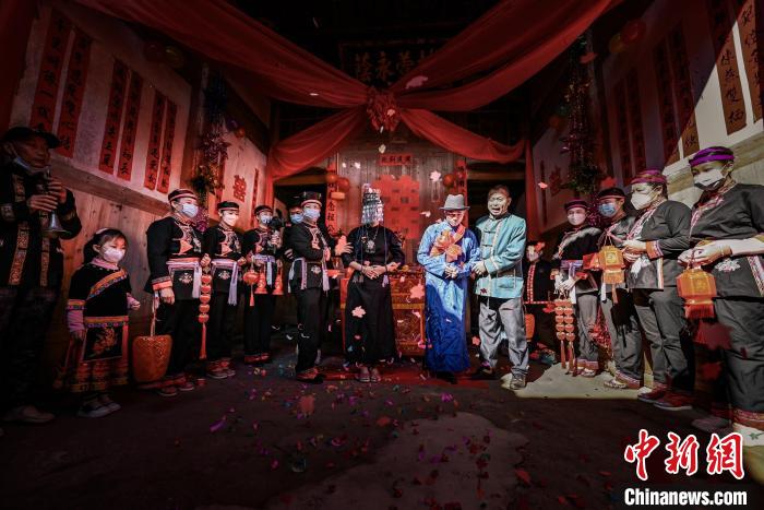 畬族婚禮風(fēng)情表演?！〗冻菂^(qū)融媒體中心 供圖