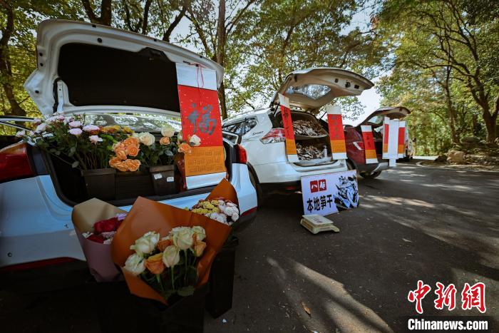 《那山那?！芳屑拔膭?chuàng)后備箱集市。　蕉城區(qū)融媒體中心 供圖