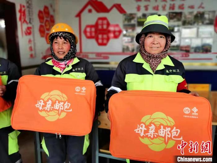 圖為環(huán)衛(wèi)工人收到“母親郵包”。(資料圖) 西寧市婦聯(lián)供圖