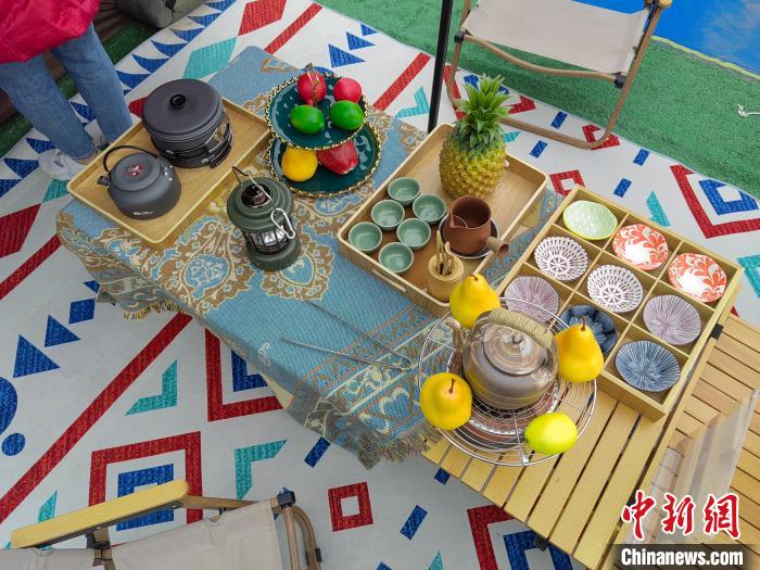 圖為正在展示的露營(yíng)用品。　劉俊聰 攝