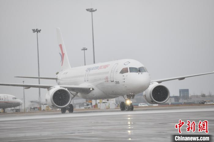 全球首架C919飛抵成都天府國際機(jī)場(chǎng)?！埨?攝