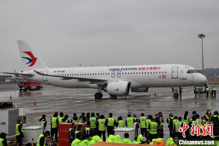 全球首架C919飛抵成都天府國際機(jī)場(chǎng)?！埨?攝