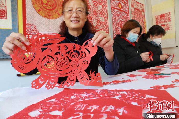 非遺傳承人董雙強在展示自己創(chuàng)作的剪紙作品。　李海濤 攝