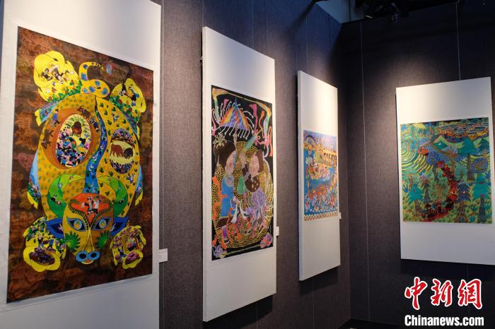 圖為展出的三江農(nóng)民畫(huà)作品?！⒖÷?攝