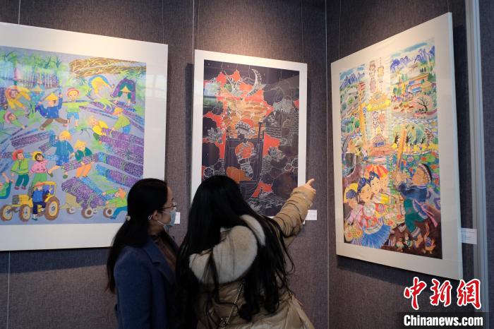圖為前來(lái)觀(guān)展的民眾正在交流作品。　劉俊聰 攝