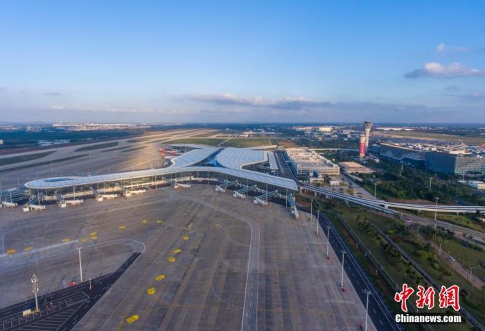 資料圖：航拍海口美蘭國(guó)際機(jī)場(chǎng)二期擴(kuò)建項(xiàng)目。<a target='_blank' href='/'>中新社</a>記者 駱云飛 攝