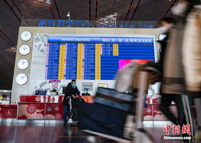12月31日，2023年元旦假期首日，旅客前往北京首都國(guó)際機(jī)場(chǎng)，準(zhǔn)備搭乘航班出行。<a target='_blank' href='/'>中新社</a>記者 侯宇 攝