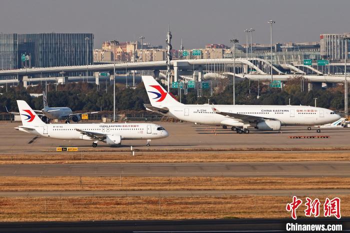 東航全球首架C919飛機在上海虹橋機場滑行。　殷立勤 攝