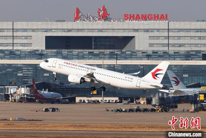 東航全球首架C919飛機從上海虹橋機場起飛前往成都天府機場?！∫罅⑶?攝