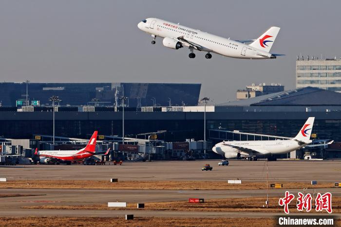 東航全球首架C919飛機從上海虹橋機場起飛前往成都天府機場?！∫罅⑶?攝