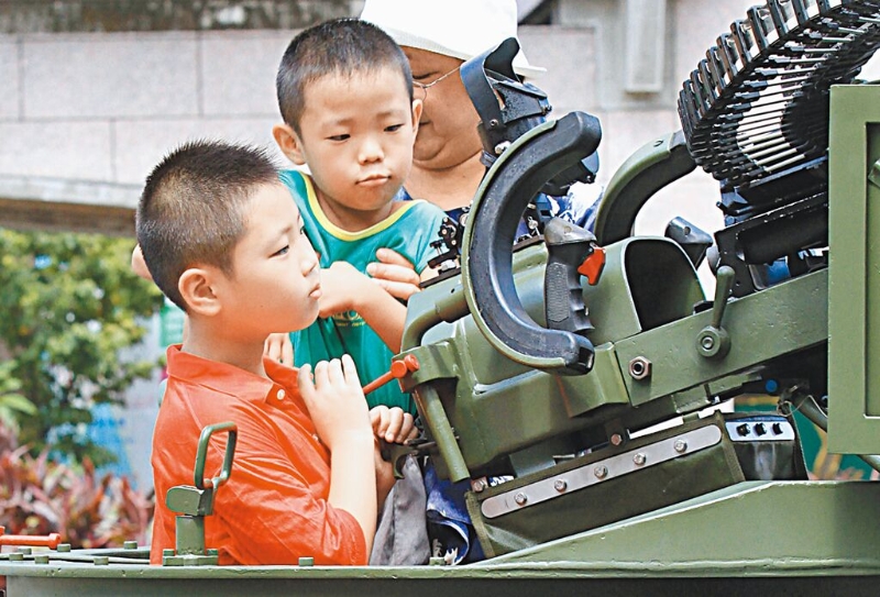 行政院兒權(quán)小組建議國防教育納入高中以下教材，包括幼稚園都得學(xué)辨別炮彈聲，遭藍(lán)委認(rèn)為「荒謬可笑」。圖為小朋友好奇觀看各類軍武。（本報(bào)資料照片）