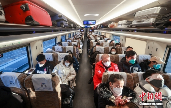 12月26日，北京西開往南昌西的G891次列車幾乎滿員。當日，正值京廣高速鐵路全線開通運營10周年，全線累計發(fā)送旅客16.9億人次。從當日開始，全國鐵路實施新列車運行圖，京廣高鐵將繼續(xù)“提速”。 <a target='_blank' href='/'>中新社</a>記者 賈天勇 攝