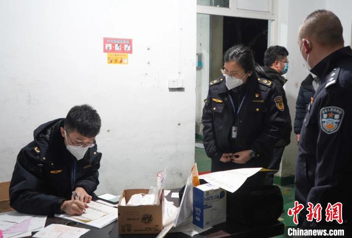 警方聯(lián)合市場監(jiān)管部門查處假冒N95口罩窩點。　桐廬公安 供圖