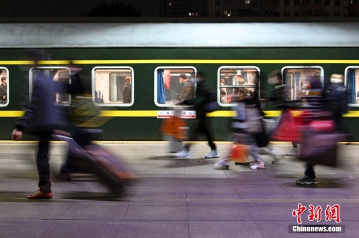 1月7日，廣東省廣州市，乘坐K4562次(廣州—渠縣)列車的旅客在廣州站進站乘車。1月7日0點50分，廣州春運首日首趟列車K4562次(廣州—渠縣)從廣州站駛出，將于1日8日5點12分抵達渠縣站。<a target='_blank' href='/'>中新社</a>記者 陳驥旻 攝