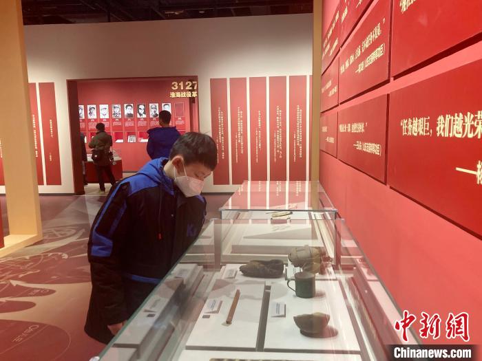 圖為學(xué)生參觀《人民的勝利——淮海戰(zhàn)役紀(jì)念館革命文物精品展》?！⌒戽?攝
