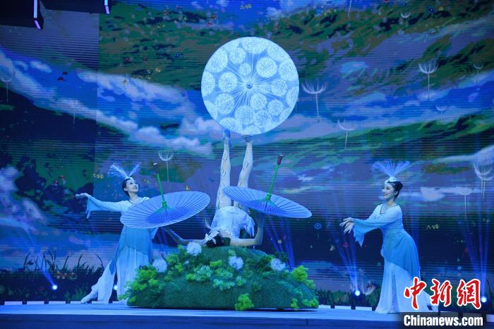 圖為2023年中國(guó)雜技大聯(lián)歡錄制現(xiàn)場(chǎng)?！×赫赵?攝