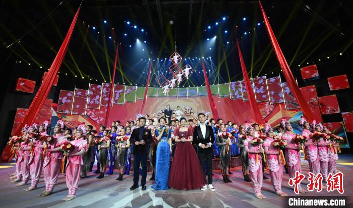 圖為2023年中國(guó)雜技大聯(lián)歡錄制現(xiàn)場(chǎng)?！×赫赵?攝