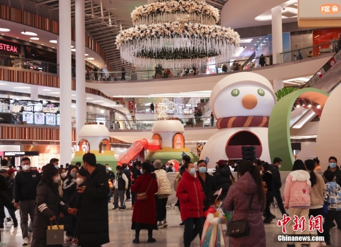 元旦假期，北京各商場(chǎng)人流回升，節(jié)日氛圍濃厚。 <a target='_blank' href='/'>中新社</a>記者 趙雋 攝