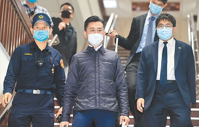 前新竹市長林智堅（中）被余正煌自訴臺大“國發(fā)所”碩士論文抄襲違反著作權(quán)相關(guān)規(guī)定，臺北地方法院11日開庭，林智堅以被告身分出庭應訊后離開法庭。（圖源：臺灣“中時新聞網(wǎng)”）