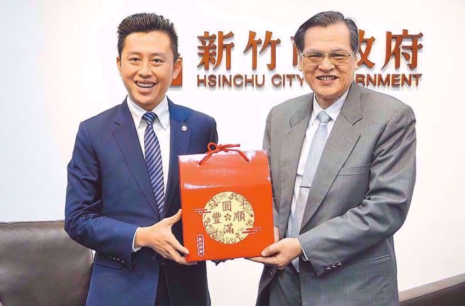 臺當局安全部門負責人陳明通(右)竟堅定喊出，前新竹市長林智堅(左)抄襲案是冤案。（圖源：臺灣“中時新聞網(wǎng)”）