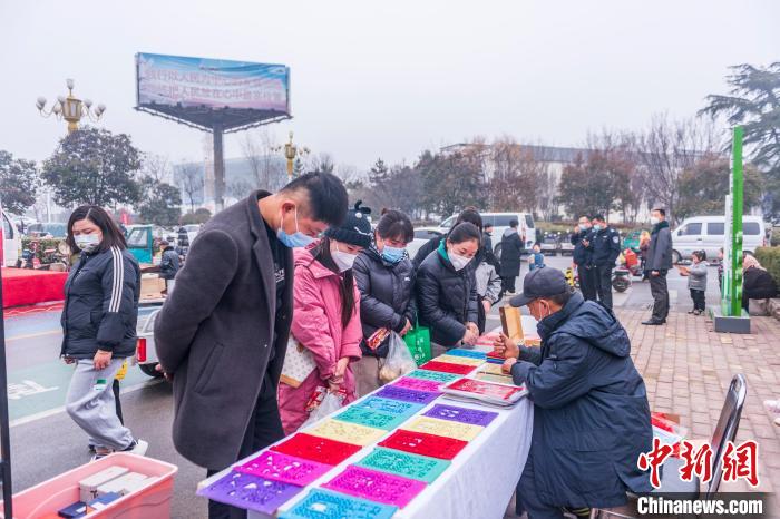 圖為村民在圍觀莒縣過門箋制作。　陳光金 攝