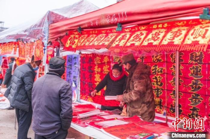 圖為民眾在購買春聯(lián)?！￡惞饨?攝