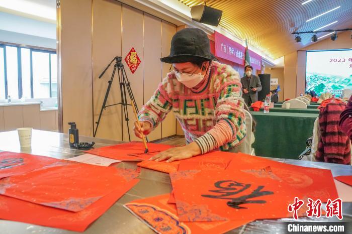 圖為臺(tái)胞在寫(xiě)“福”字。　蔣豐慧 攝