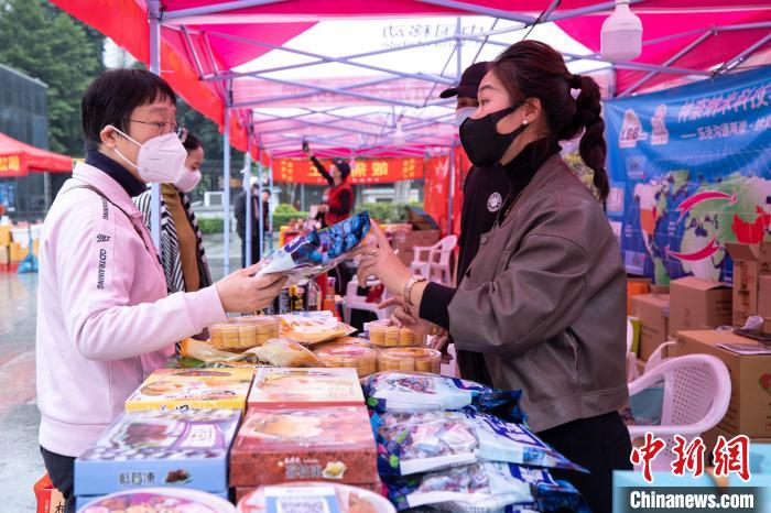 游客在購(gòu)置年貨?！↑S東華 　攝