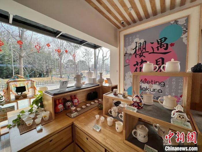 圖為玉淵潭公園小櫻商店?！”本┦泄珗@管理中心供圖