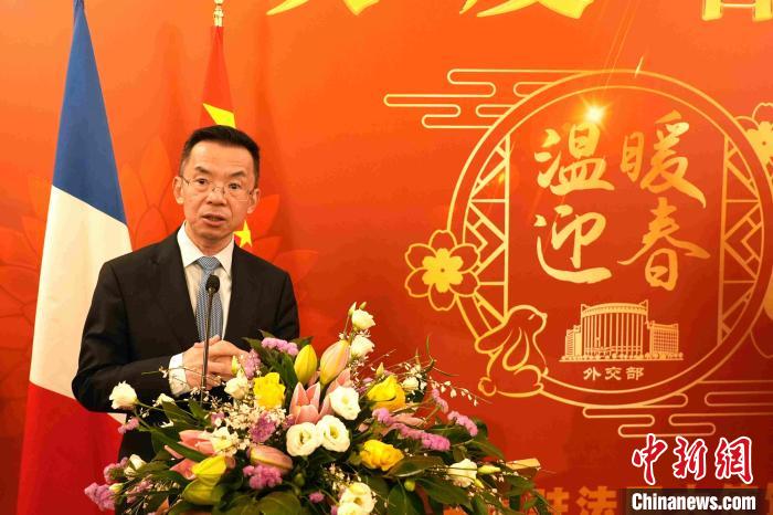 中國駐法國大使館13日晚舉辦“溫暖迎春”系列活動，中國駐法國大使盧沙野致辭?！≈袊v法國大使館 供圖
