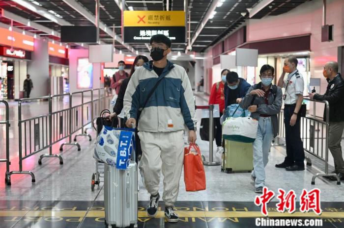 高鐵香港段復(fù)通后，首批從西九龍站出發(fā)的乘客，前往深圳。李志華 攝