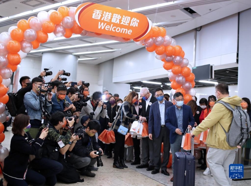 1月15日，在香港的西九龍站，工作人員迎接恢復(fù)通車后內(nèi)地駛往香港首趟列車的旅客并贈(zèng)送小禮物。新華社記者 李鋼 攝