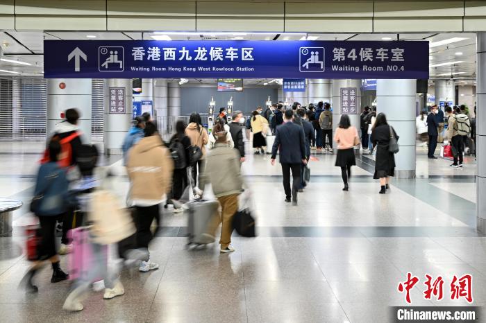 1月15日，廣州東站，旅客正走向“香港西九龍候車區(qū)”?！￡愺K旻 攝