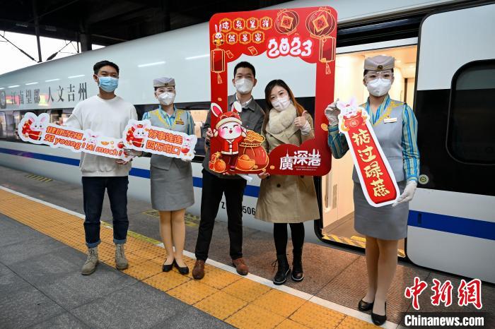 1月15日，廣州東開往香港西九龍的首發(fā)高鐵前，旅客與工作人員開心合影?！￡愺K旻 攝