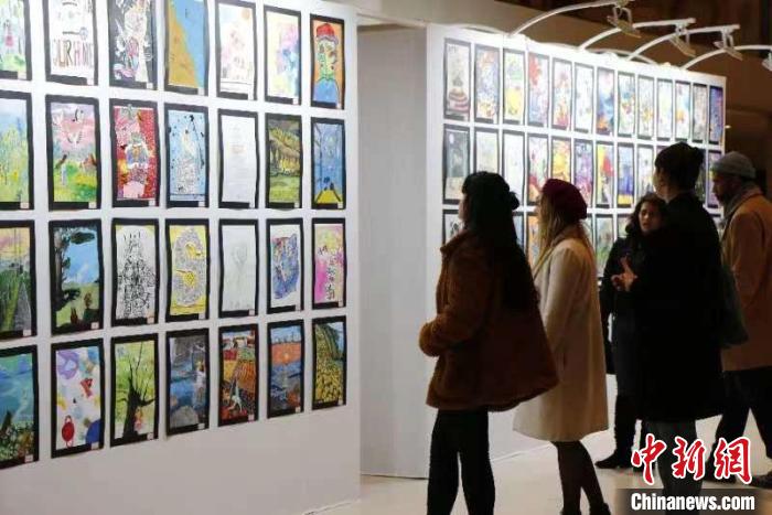 2022 UWEE盧浮宮國(guó)際藝術(shù)展當(dāng)?shù)貢r(shí)間14日在法國(guó)巴黎盧浮宮博物館內(nèi)德洛爾姆廳藝術(shù)展區(qū)舉行?！WEE 供圖