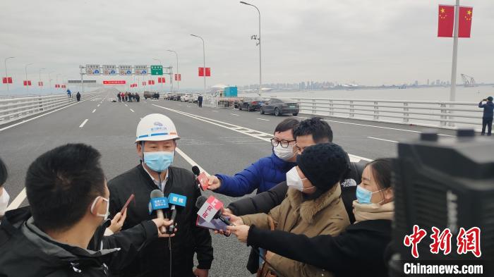 廈門翔安大橋建設(shè)者接受采訪?！罘?攝