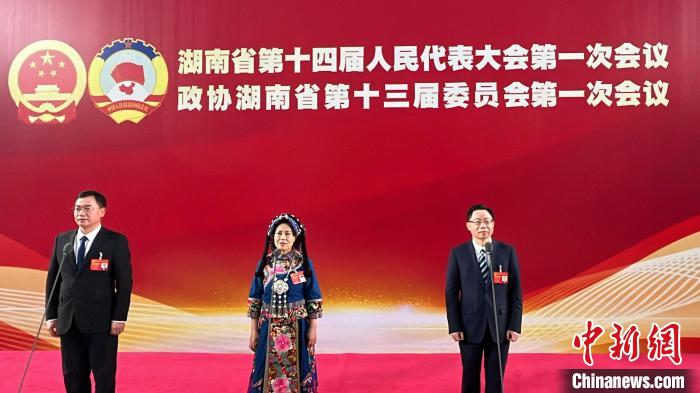 湖南省政協(xié)十三屆一次會(huì)議第二場(chǎng)“委員通道”?！堁┯?攝