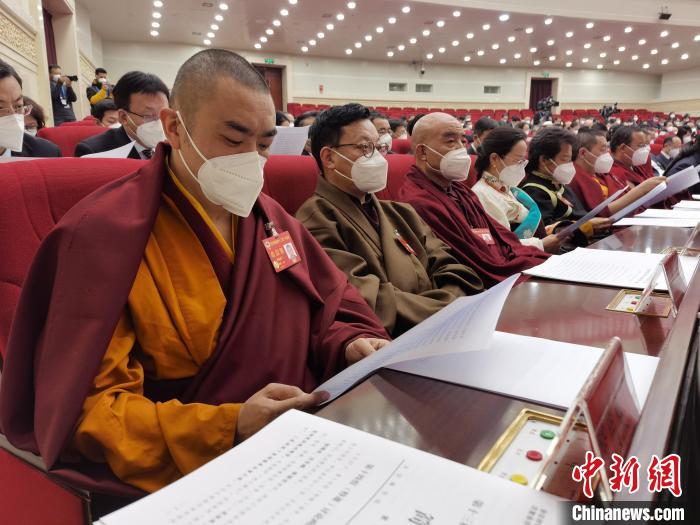 圖為政協(xié)委員參加青海省政協(xié)十三屆一次會(huì)議閉幕大會(huì)。　祁增蓓 攝