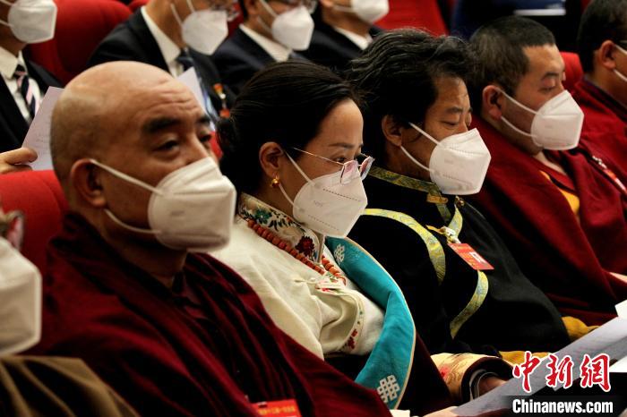 圖為政協(xié)委員參加青海省政協(xié)十三屆一次會(huì)議閉幕大會(huì)?！∑钤鲚?攝