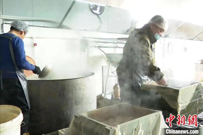 制作豆腐工藝講究，需要經(jīng)過選料、泡豆、磨豆等共9道工序?！￠L子縣融媒體中心提供
