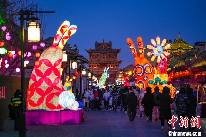 來自澳門藝術(shù)家設(shè)計的兔形花燈。　武俊杰 攝