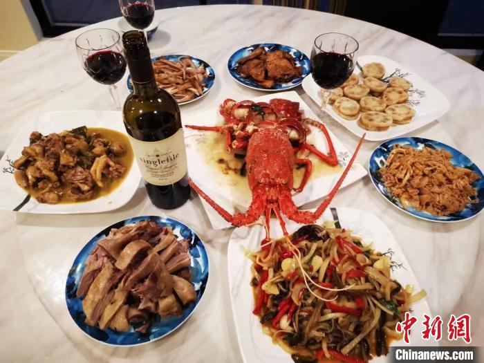 南京鹽水鴨和西澳大利亞當?shù)氐凝埼r，是朱興宇一家年夜飯里的雙料“主角”。　被采訪人供圖