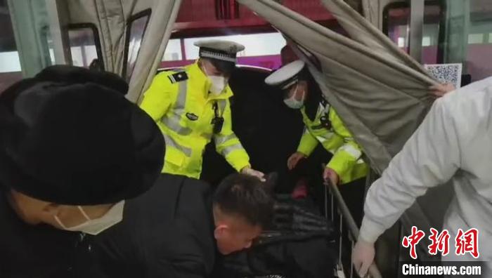 高速交警協(xié)助家屬將患者抬上擔(dān)架車?！∫曨l截圖 攝