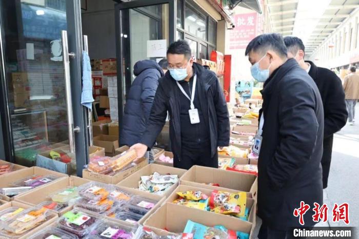 陳磊和同事們檢查市場食品安全?！∈茉L者 供圖