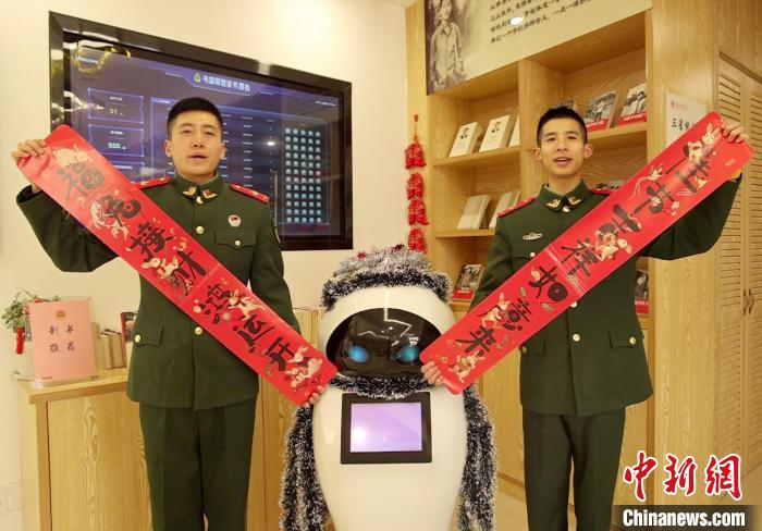 武警金華支隊官兵展示新春對聯(lián)?！」汲袩N 攝
