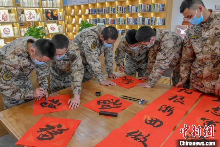 武警衢州支隊常山中隊官兵寫“?！弊??！”鍢窐?攝
