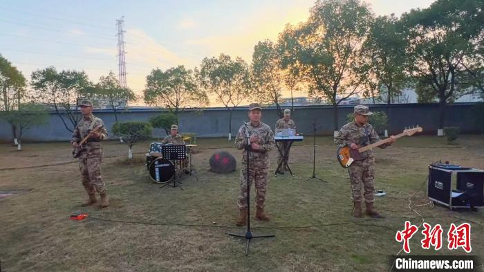武警衢州支隊“云春晚”排練現(xiàn)場——武警衢州支隊機龍游中隊官兵帶來的節(jié)目《你就是遠方》。　陸宇暉 攝