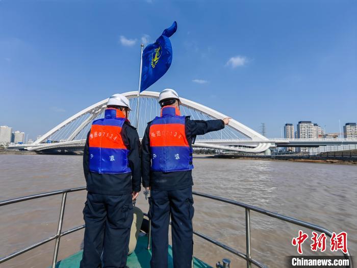 （新春走基層）藏族青年的水上春節(jié)：“格?；ā笔㈤_在東海之濱