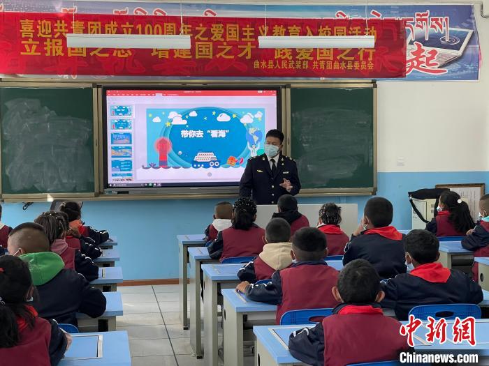 索朗扎西在家鄉(xiāng)上課?！幉êＪ戮止﹫D