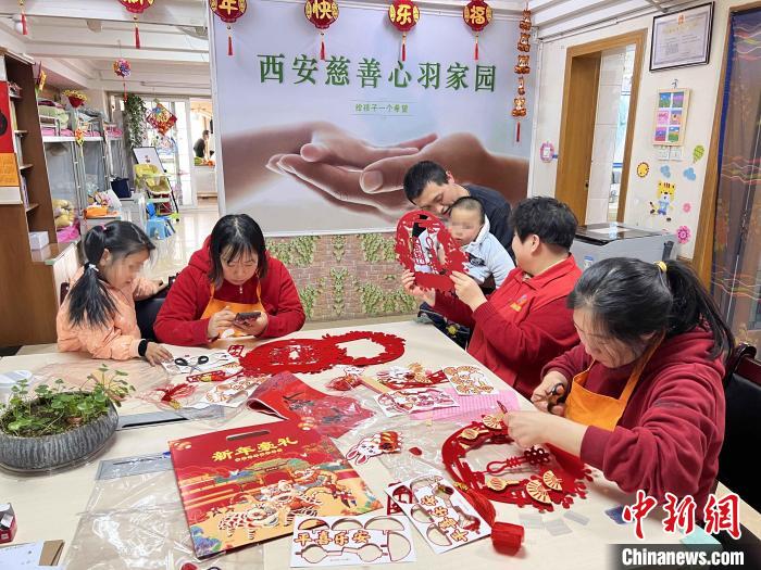 常向陽與患兒及家長體驗剪紙?！∈茉L者供圖